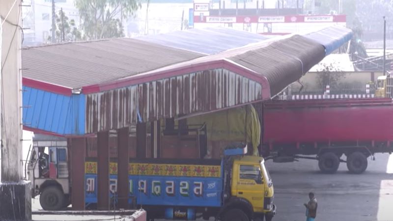 বাংলাবান্ধা স্থলবন্দরে নেই কর্মচাঞ্চল্য, বেকার অনেক শ্রমিক